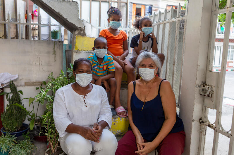 Maria Ligia Castillo, leader comunitaria di Aguablanca e terapista, assieme ai suoi nipoti e alla cooperante di Comundo Alicia Tellez.