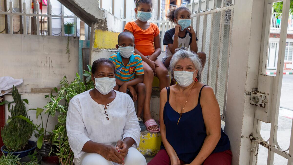 Alicia Tellez (à droite) et l'organisation FORCULVIDA offrent un soutien à la population d'Aguablanca comme à Doña Ligia et ses petits-enfants.